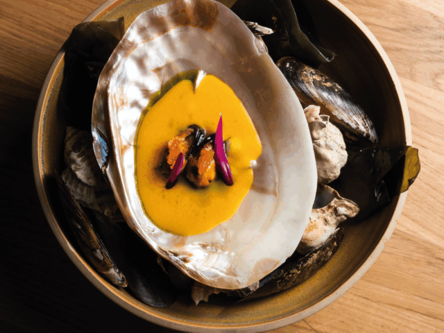 Cozza, Olivello spinoso e Kimchi di sedano – New Entry nel menù di Roy Caceres